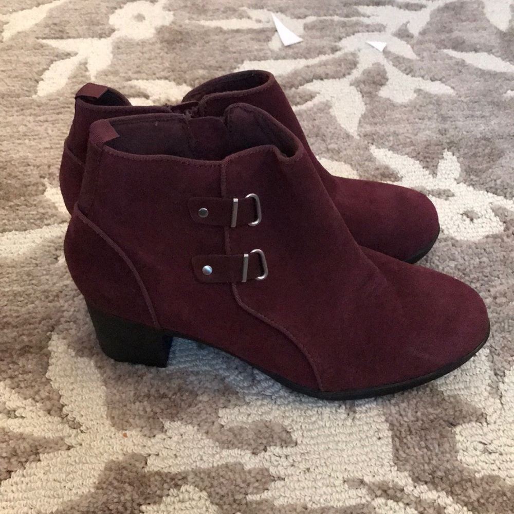 Size: 8.5 W- suede booties